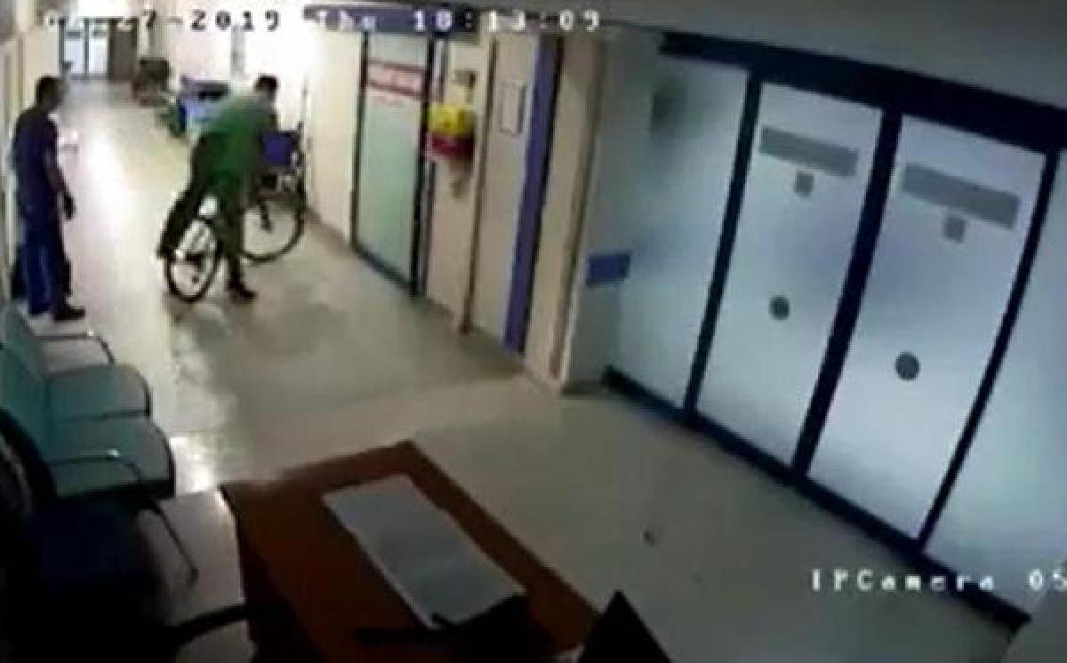 Hastane koridorunda bisiklet süren doktor