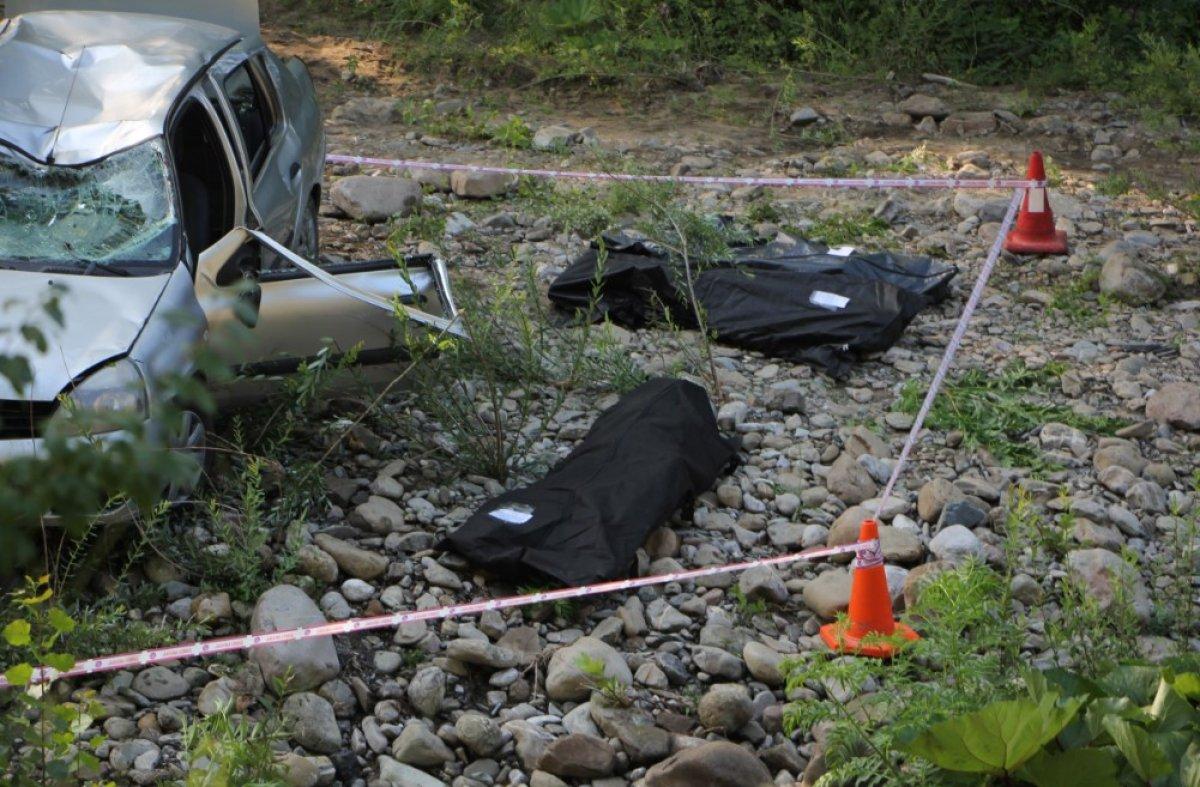 Hastaneden dönen ailenin otomobili çaya uçtu: 3 ölü