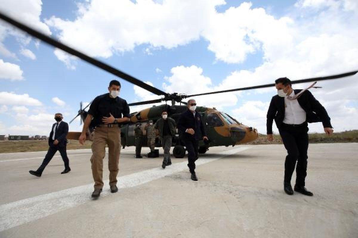 Bakan Akar ve  TSK komuta kademesi Namaz Dağı'nda