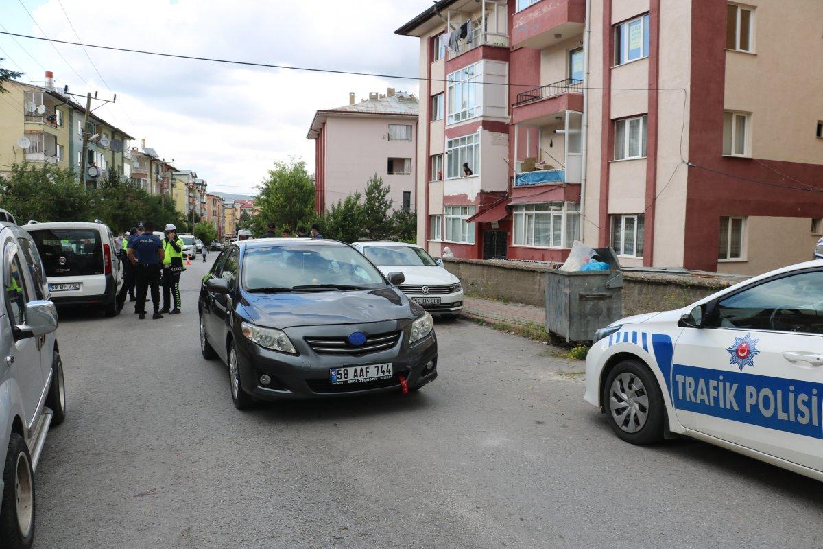 Sivas'ta küçük kıza çarpan sürücüye darp anı kamerada