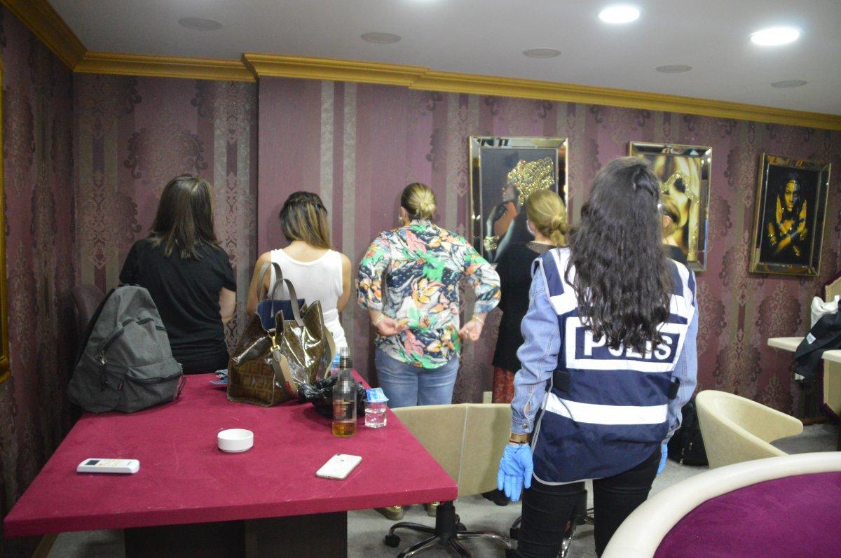 İstanbul'da kaçak kumarhaneyi polis bastı