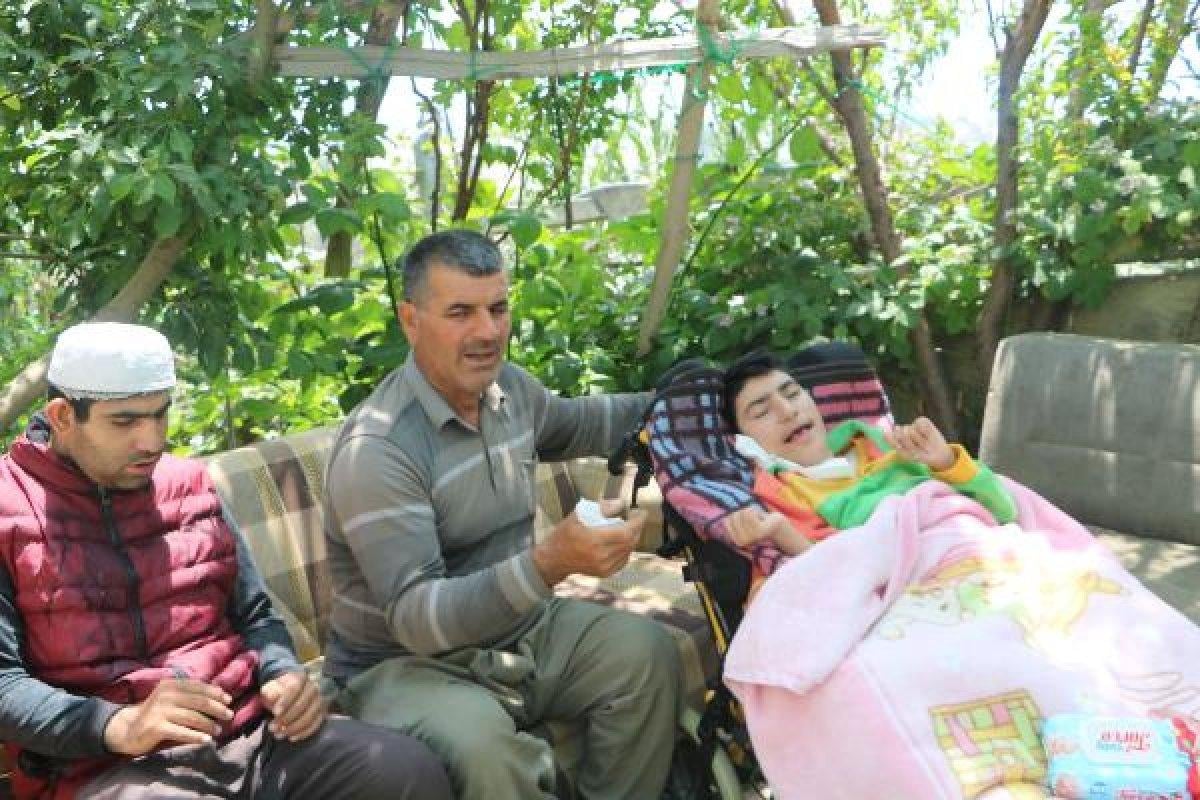 Hakkari'de engelli 4 çocuğuna gözü gibi bakıyor