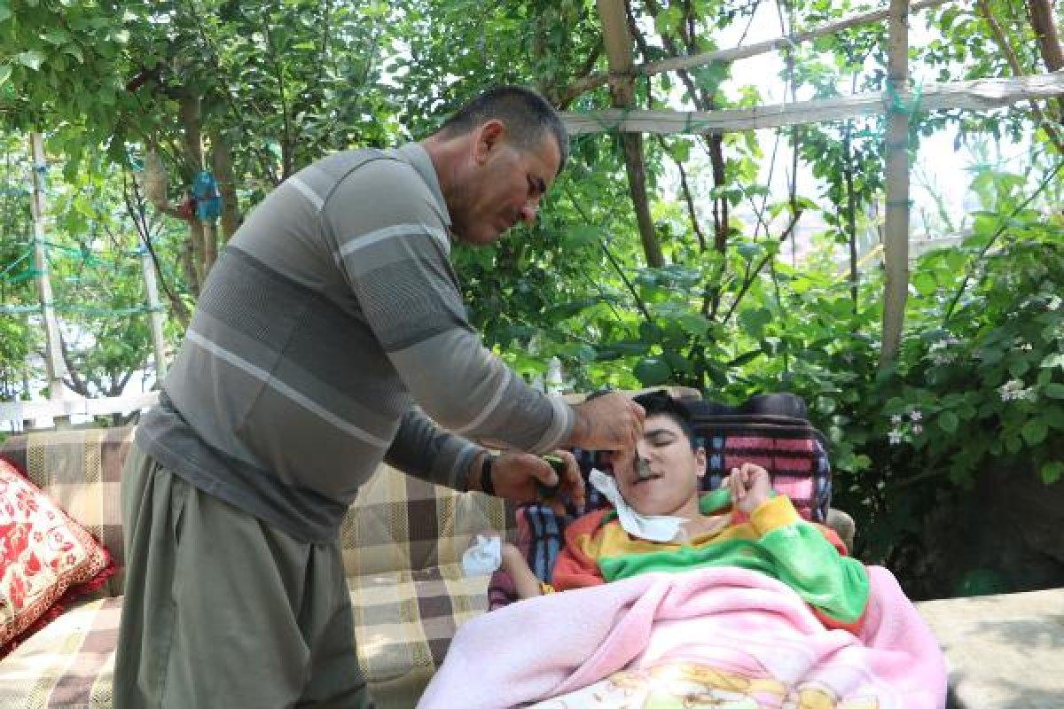 Hakkari'de engelli 4 çocuğuna gözü gibi bakıyor
