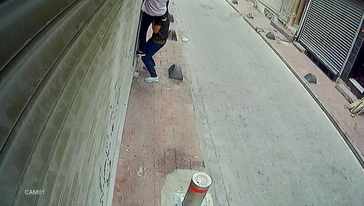 Beyoğlu'nda arkadaşının sırtına basarak eve girdi