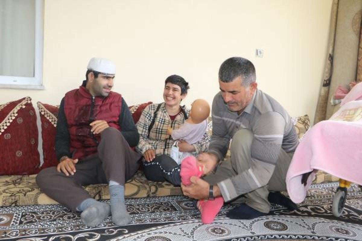 Hakkari'de engelli 4 çocuğuna gözü gibi bakıyor