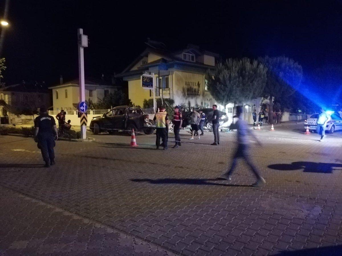 Muğla'da otomobil ile kamyonet çarpıştı: 1 ölü