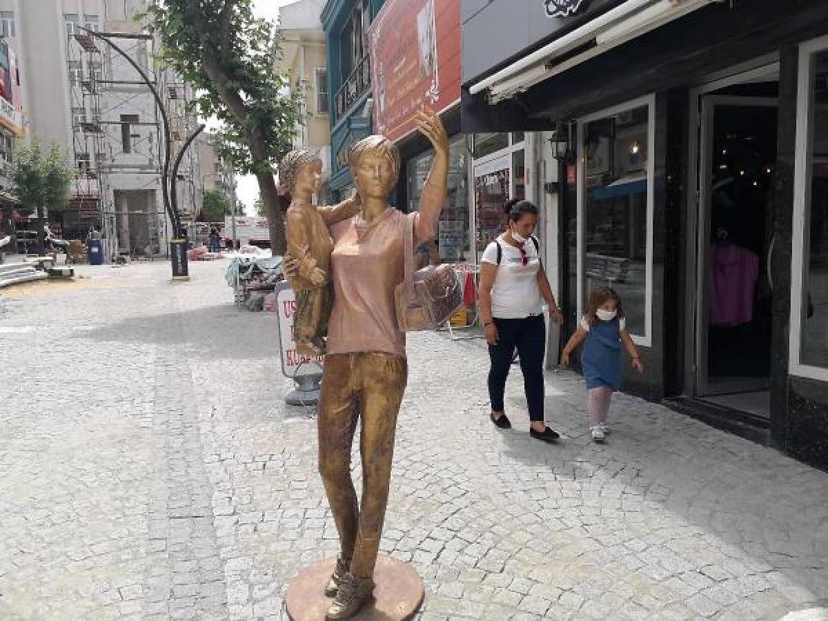 Edirne'de selfie yapan kadın heykelinin telefonu çalındı