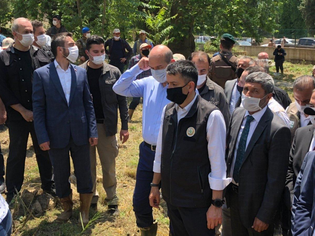 Bursa'da selde ölen kızın tabutunu bakanlar taşıdı