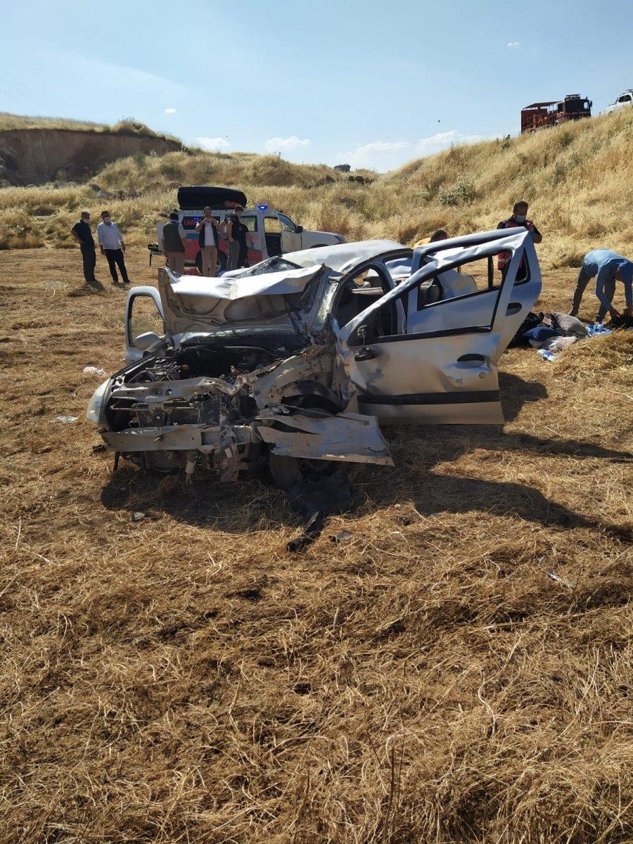 Siirt’te tarlaya uçan otomobil hurdaya döndü: 5 yaralı