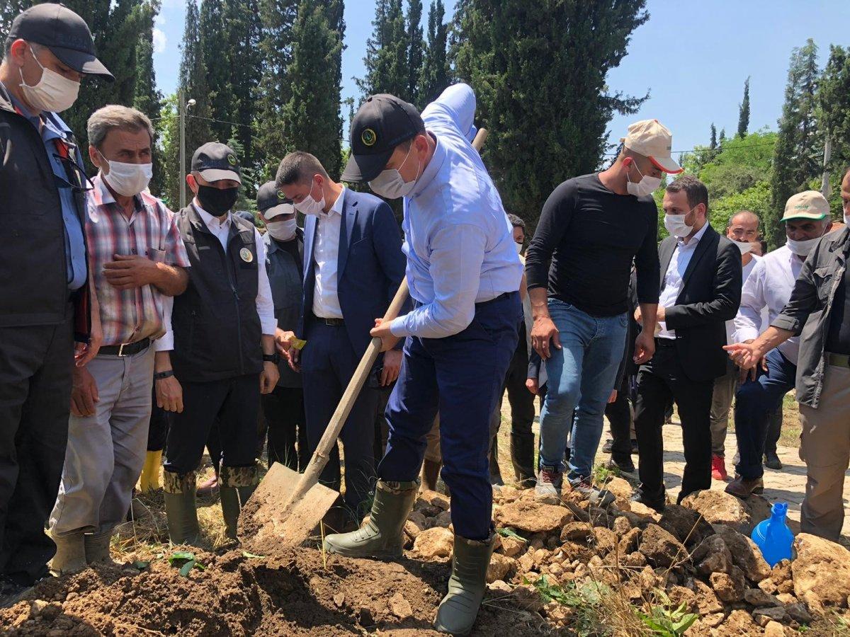 Bursa'da selde ölen kızın tabutunu bakanlar taşıdı