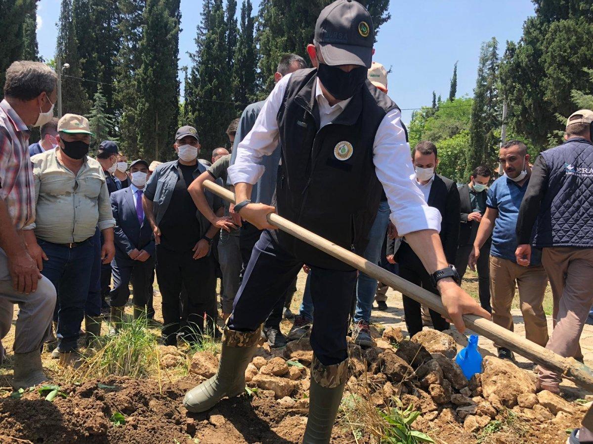 Bursa'da selde ölen kızın tabutunu bakanlar taşıdı