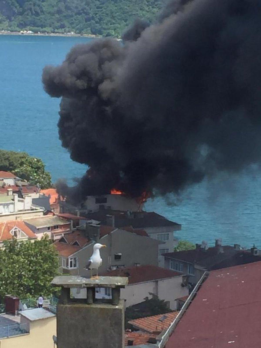 Sarıyer'de, yalının çatısında yangın çıktı