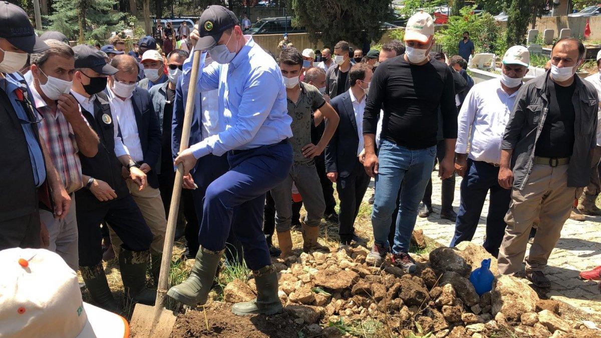 Bursa'da selde ölen kızın tabutunu bakanlar taşıdı