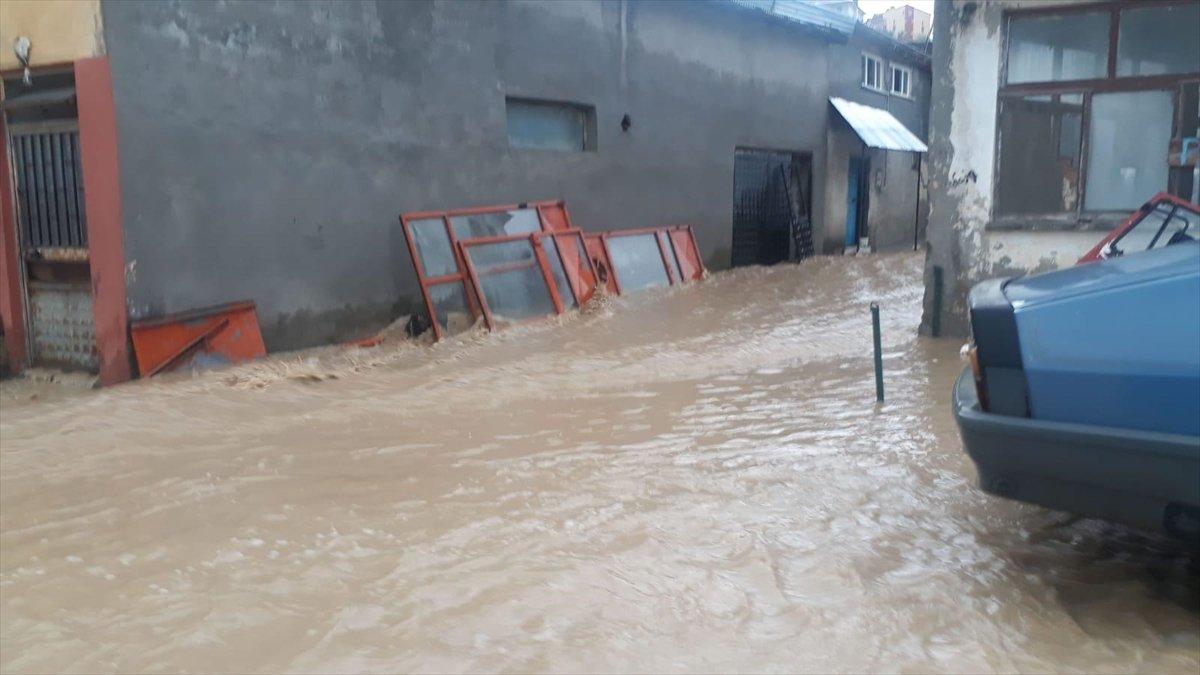 Kastamonu'da sel nedeniyle dükkan ve evleri su bastı