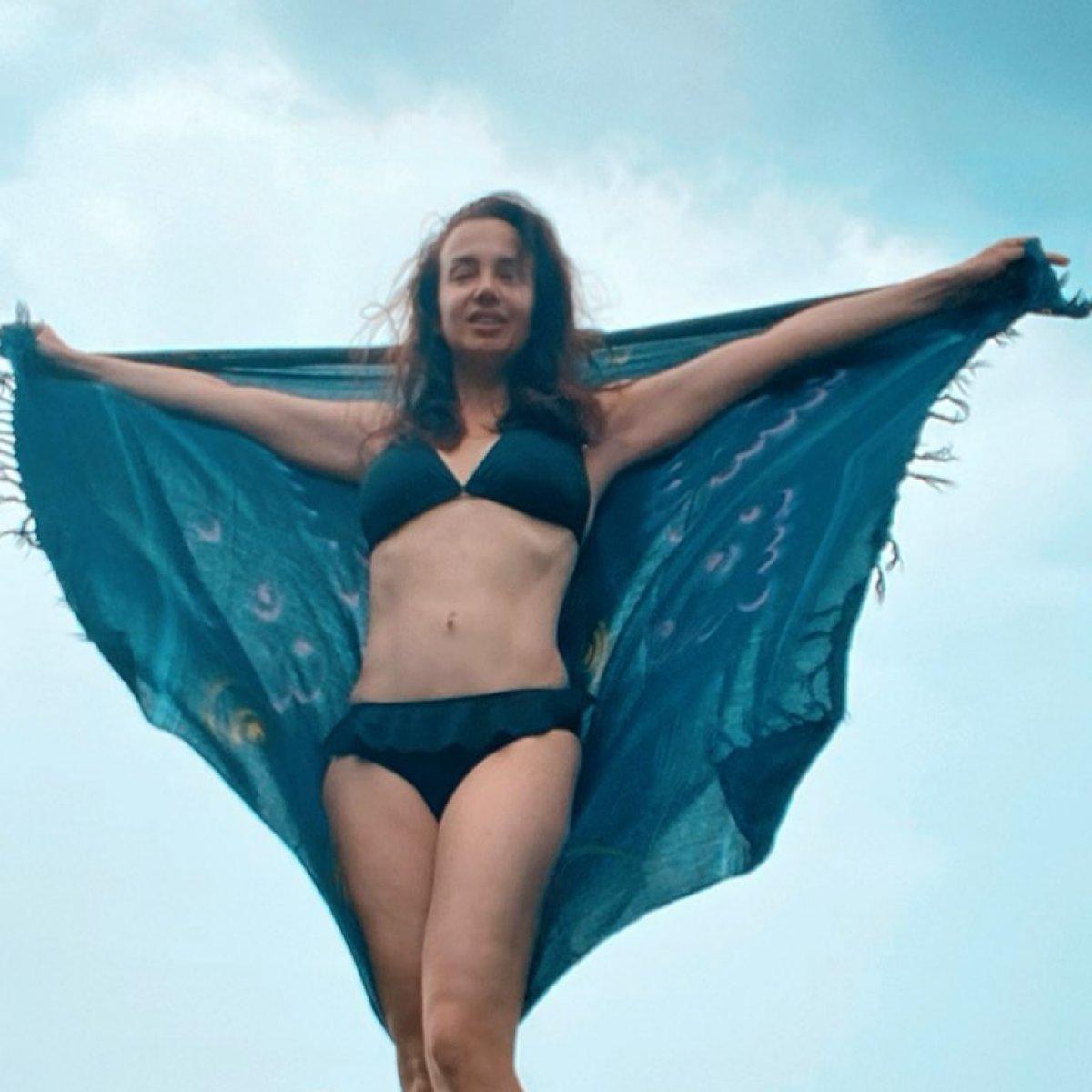 Deniz Uğur’dan bikinili poz