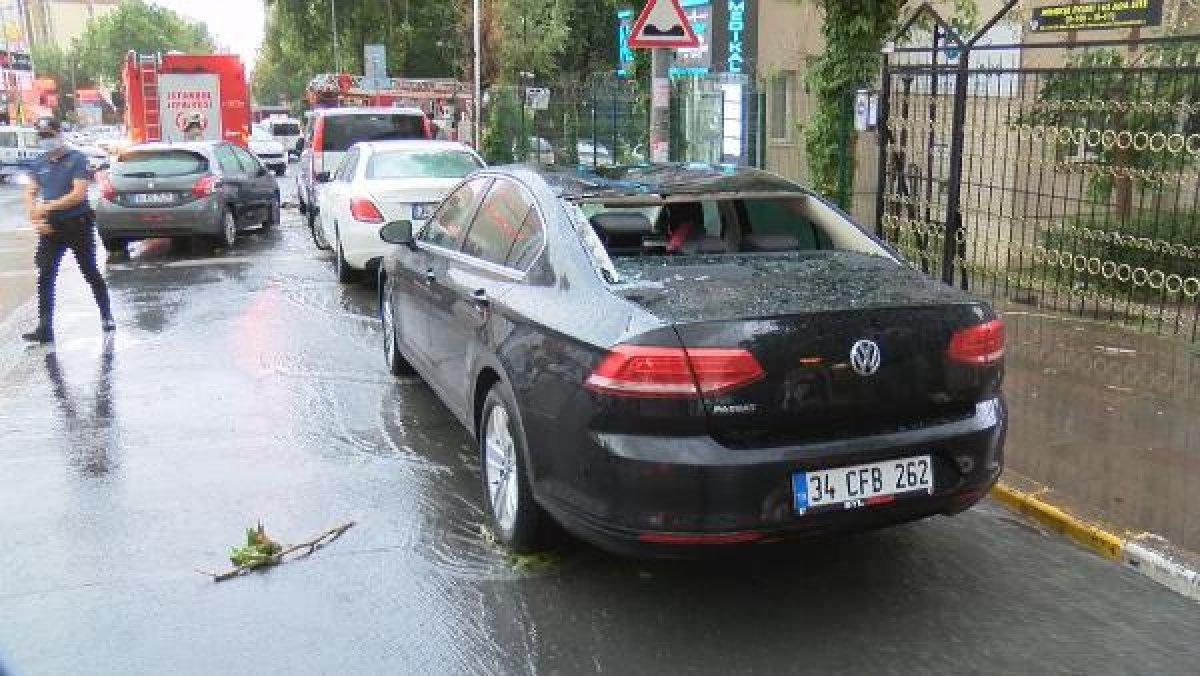 Esenyurt'ta minibüs üzerinde mahsur kalan yolcular