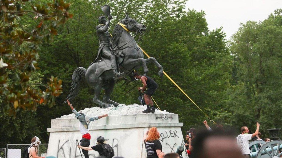 Trump'tan ırkçılık heykellerini yıkanlara tehdit