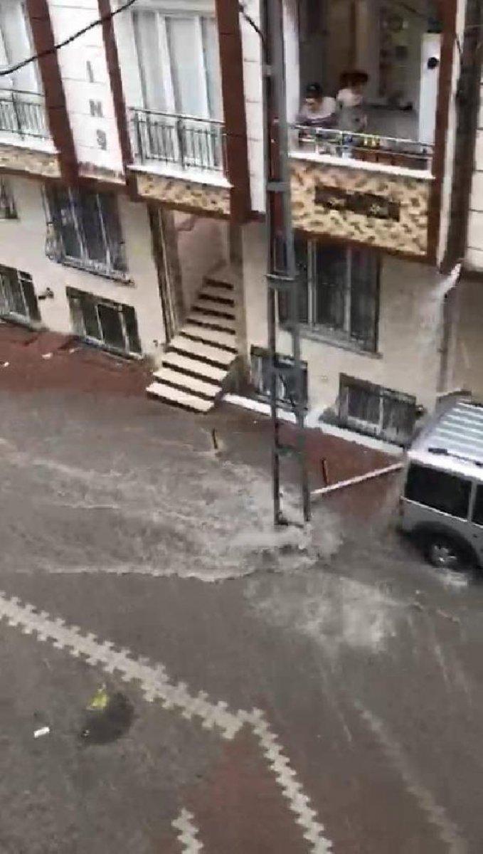 Esenyurt'ta minibüs üzerinde mahsur kalan yolcular