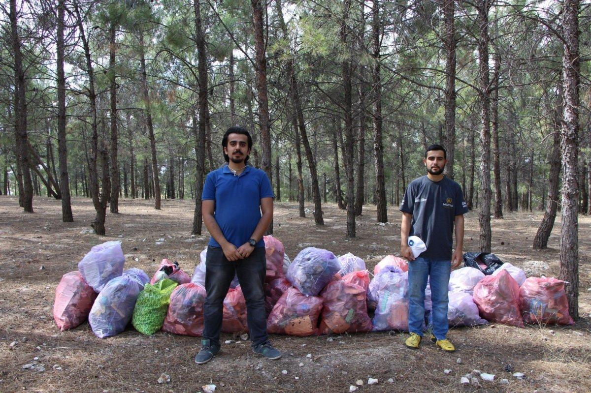 Adıyaman'da öğrenciler, piknik alanını temizledi