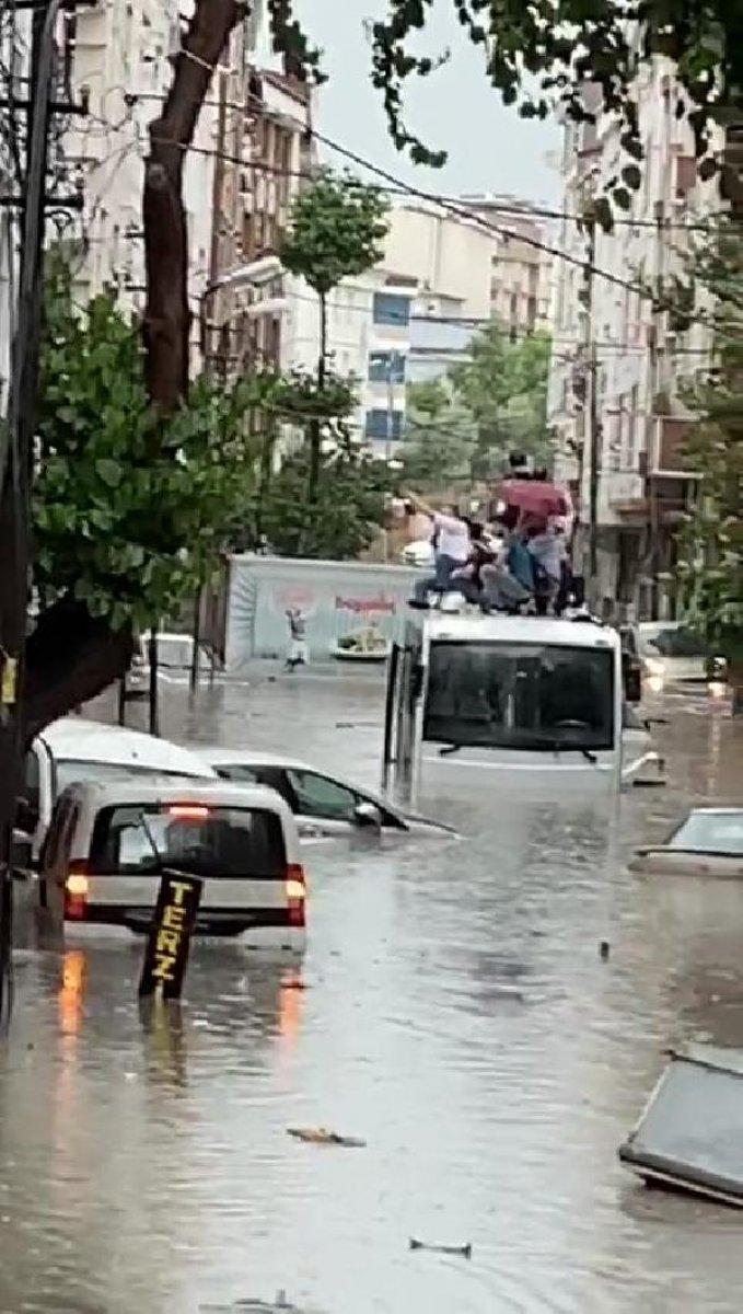 Esenyurt'ta minibüs üzerinde mahsur kalan yolcular