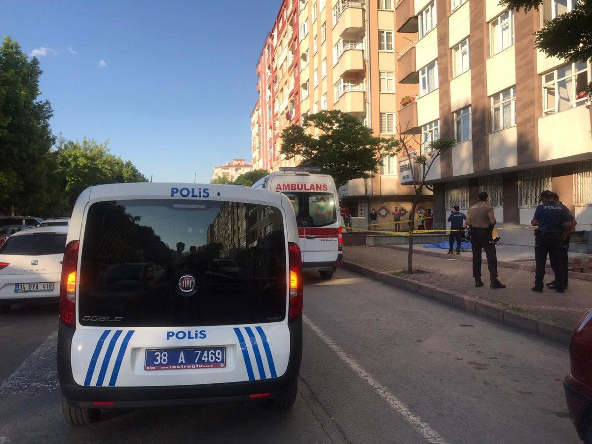 Kayseri'de cam silerken düştü, hayatını kaybetti