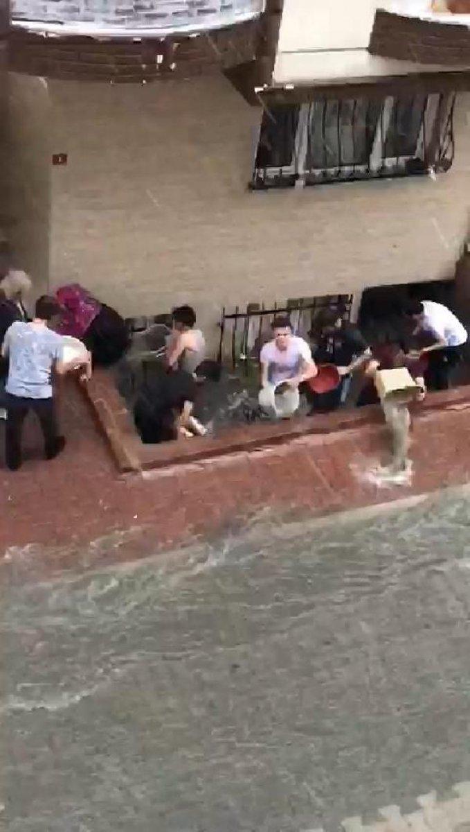 Esenyurt'ta minibüs üzerinde mahsur kalan yolcular