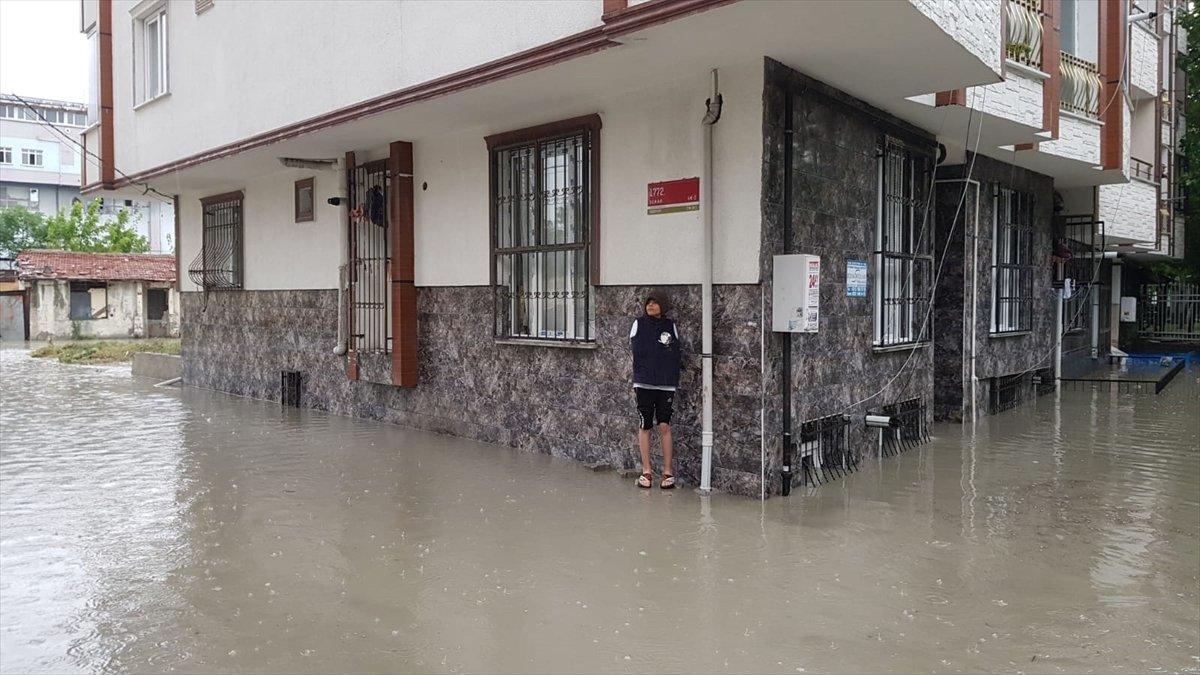 Esenyurt'ta minibüs üzerinde mahsur kalan yolcular