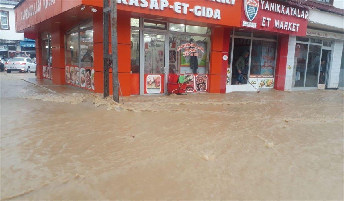 Kastamonu'da sel nedeniyle dükkan ve evleri su bastı