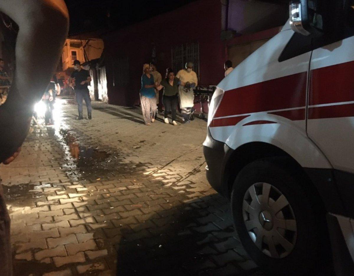 İzmir'de bir kişi, eşini bıçakla rehin aldı