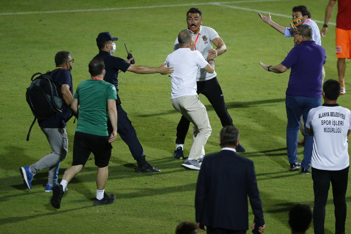 Ahmet Ağaoğlu, Alanyaspor çalışanlarının üzerine yürüdü