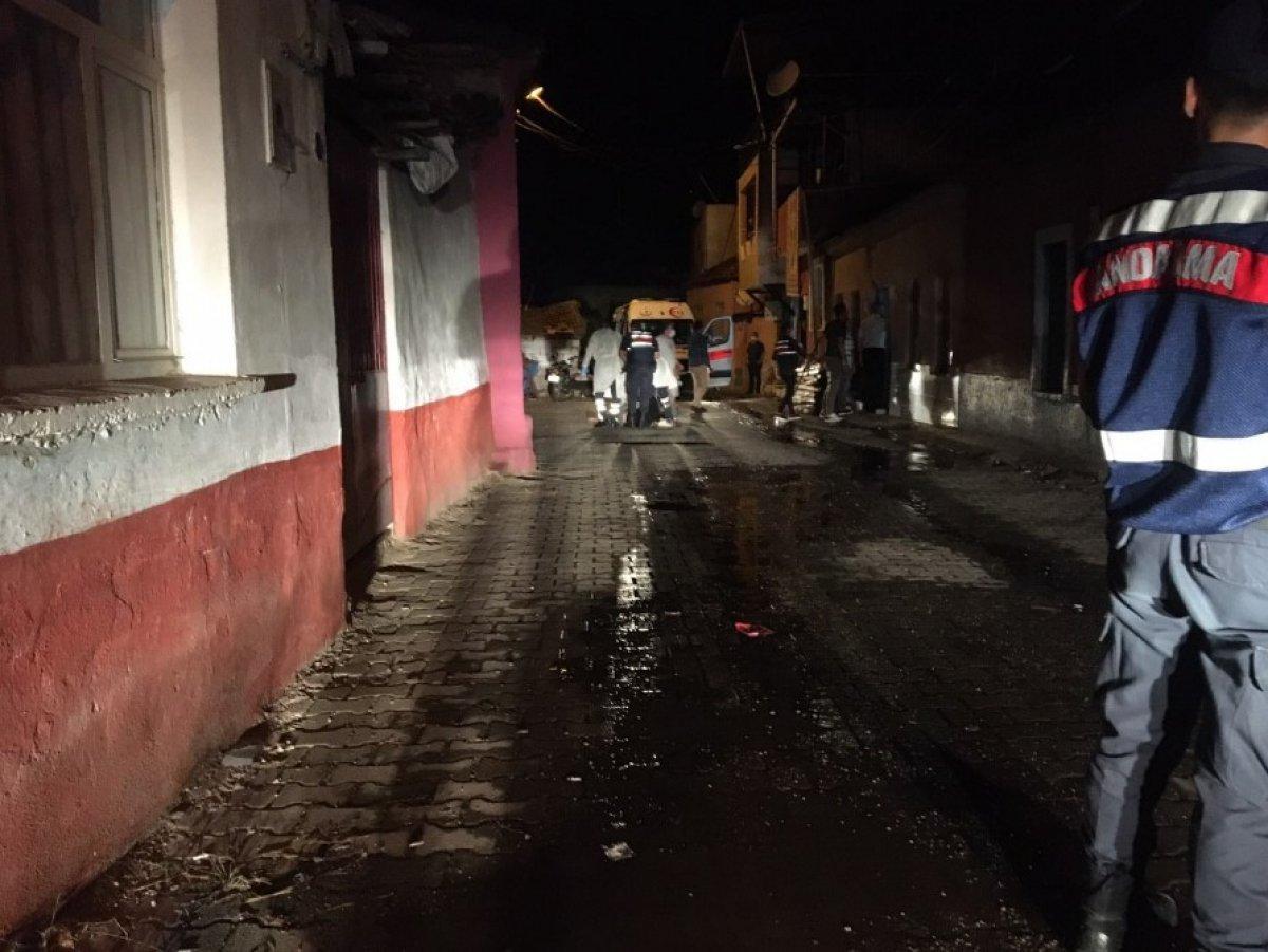 İzmir'de bir kişi, eşini bıçakla rehin aldı