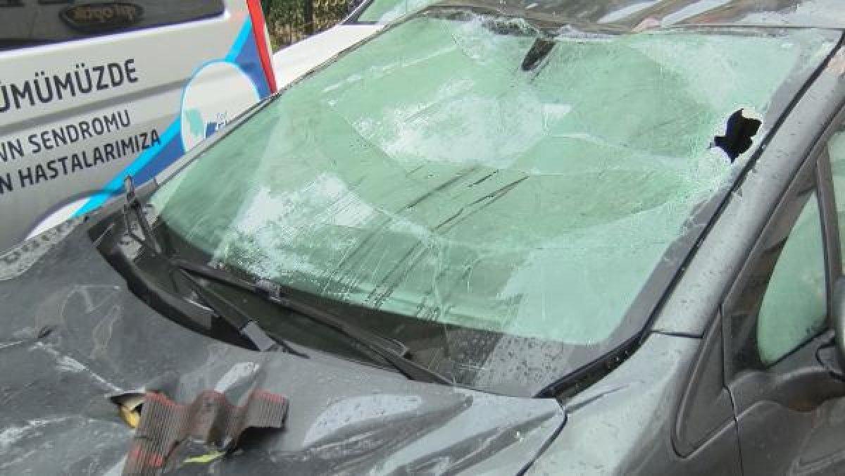 Esenyurt'ta minibüs üzerinde mahsur kalan yolcular