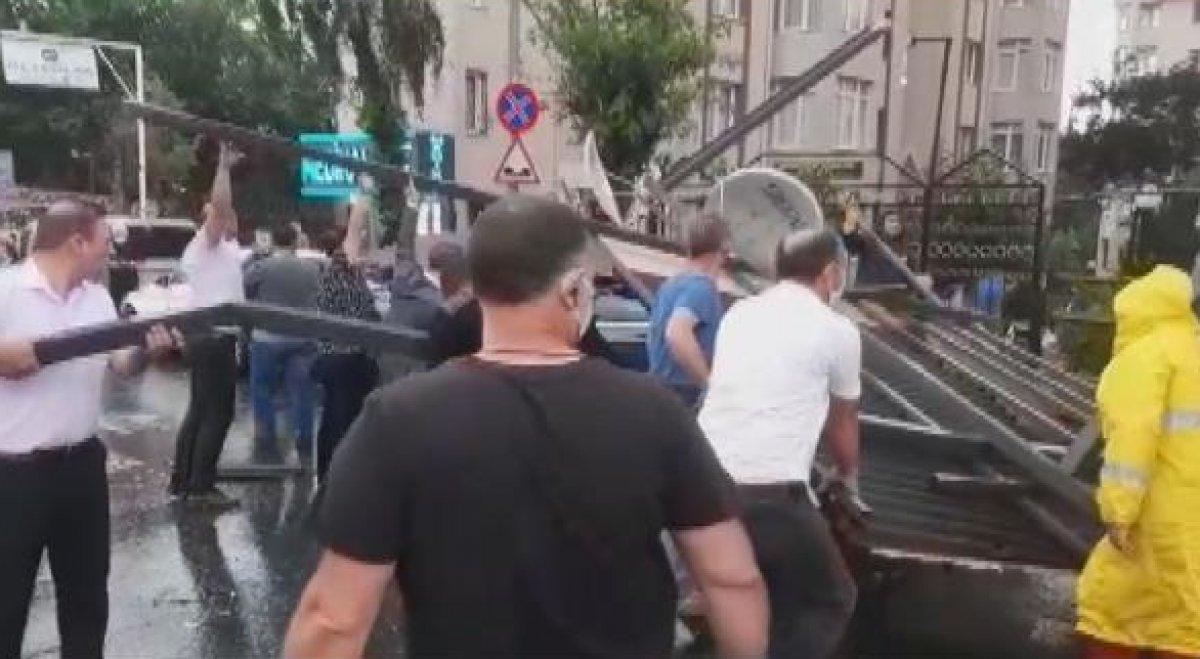 Esenyurt'ta minibüs üzerinde mahsur kalan yolcular