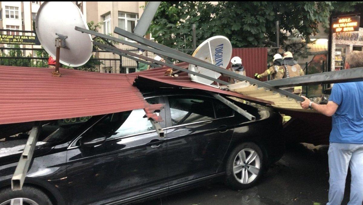 Esenyurt'ta minibüs üzerinde mahsur kalan yolcular