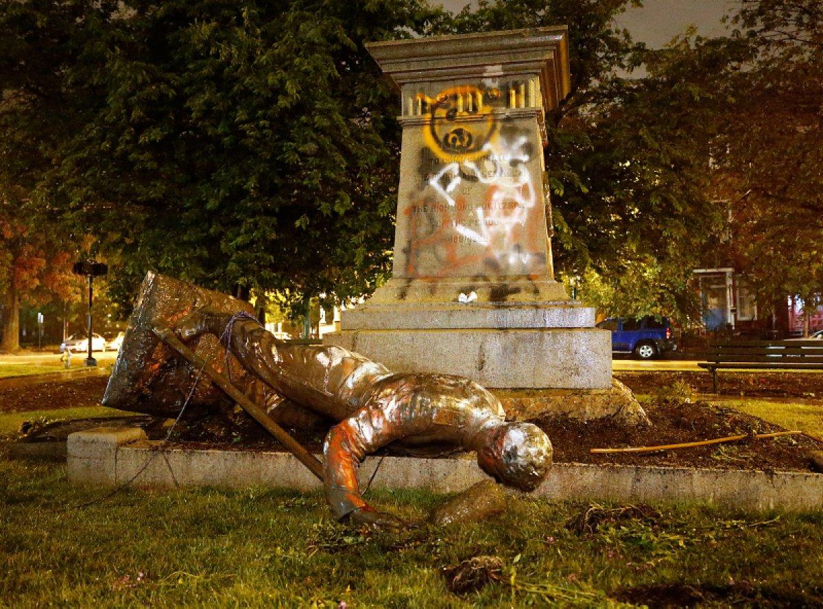 Trump'tan ırkçılık heykellerini yıkanlara tehdit