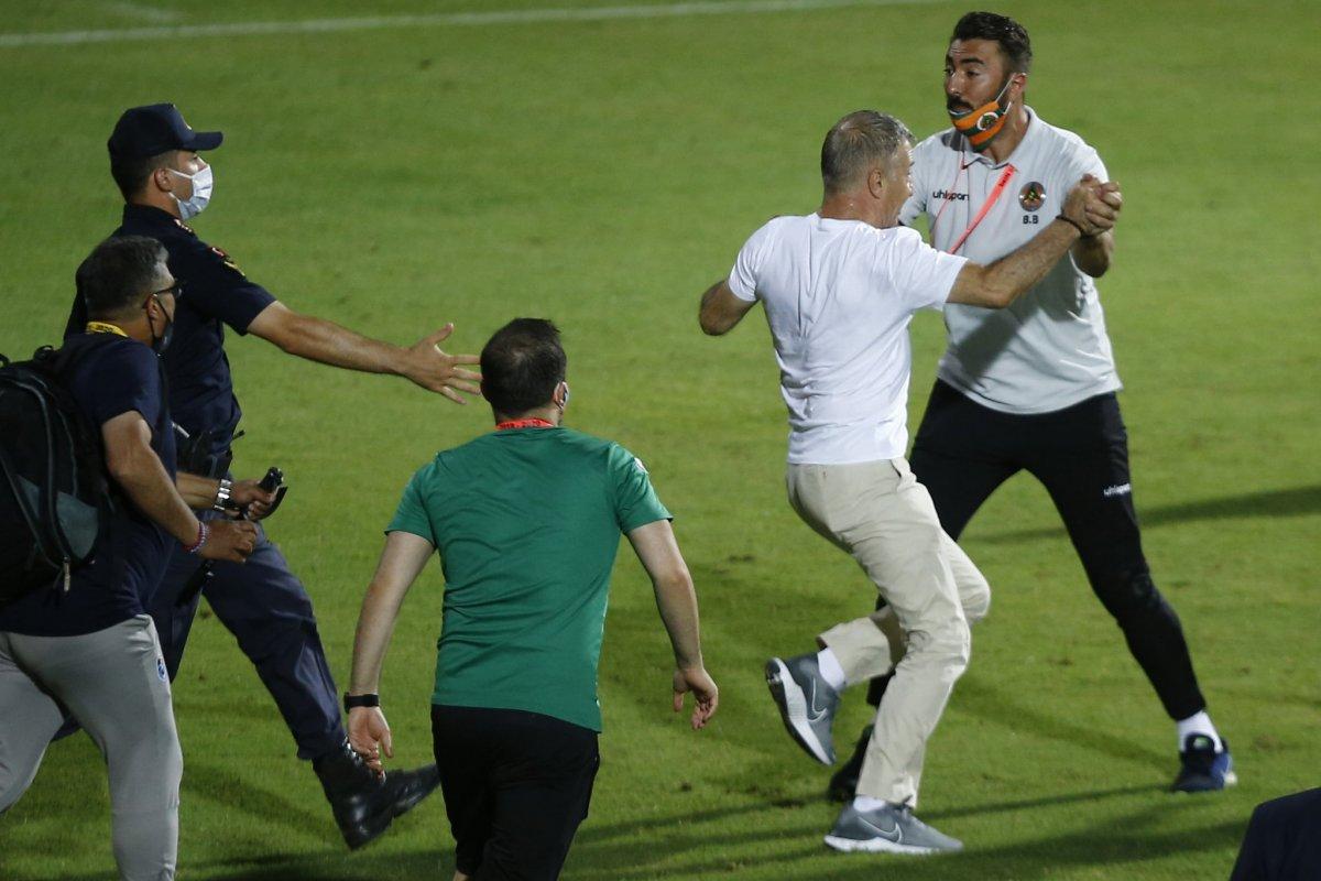 Ahmet Ağaoğlu, Alanyaspor çalışanlarının üzerine yürüdü