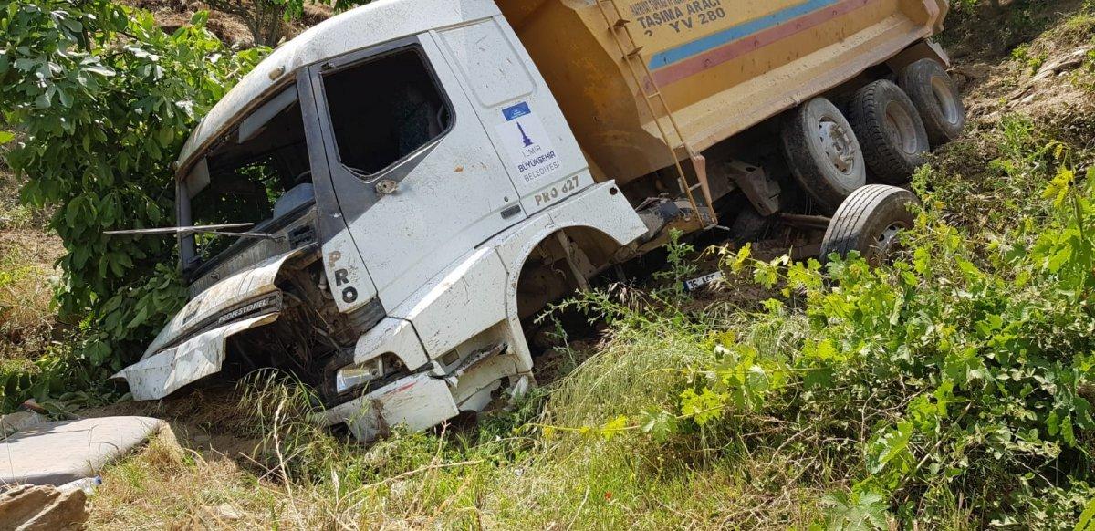 İzmir'de kaplumbağayı kurtardı, aracı uçuruma yuvarlandı