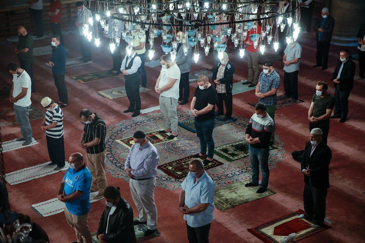 İstanbul'da yeniden cemaatle sabah namazı