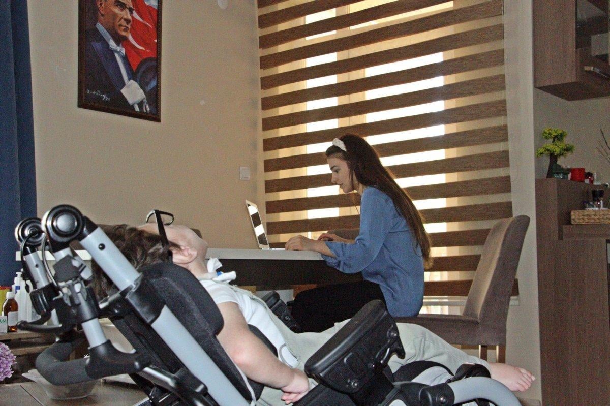 Antalya'da ağır hasta minik YouTuber'ı yüz binler izliyor