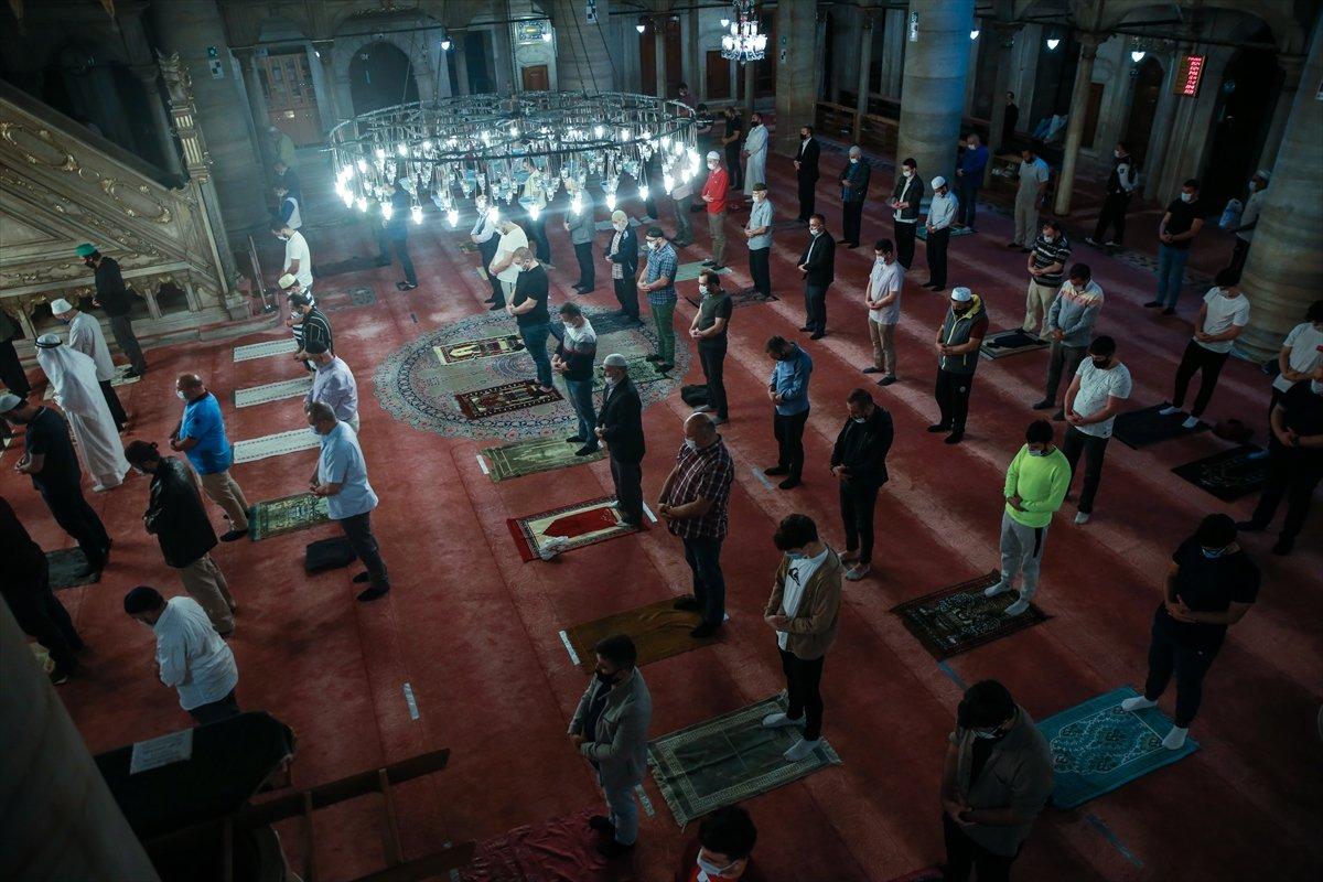 İstanbul'da yeniden cemaatle sabah namazı