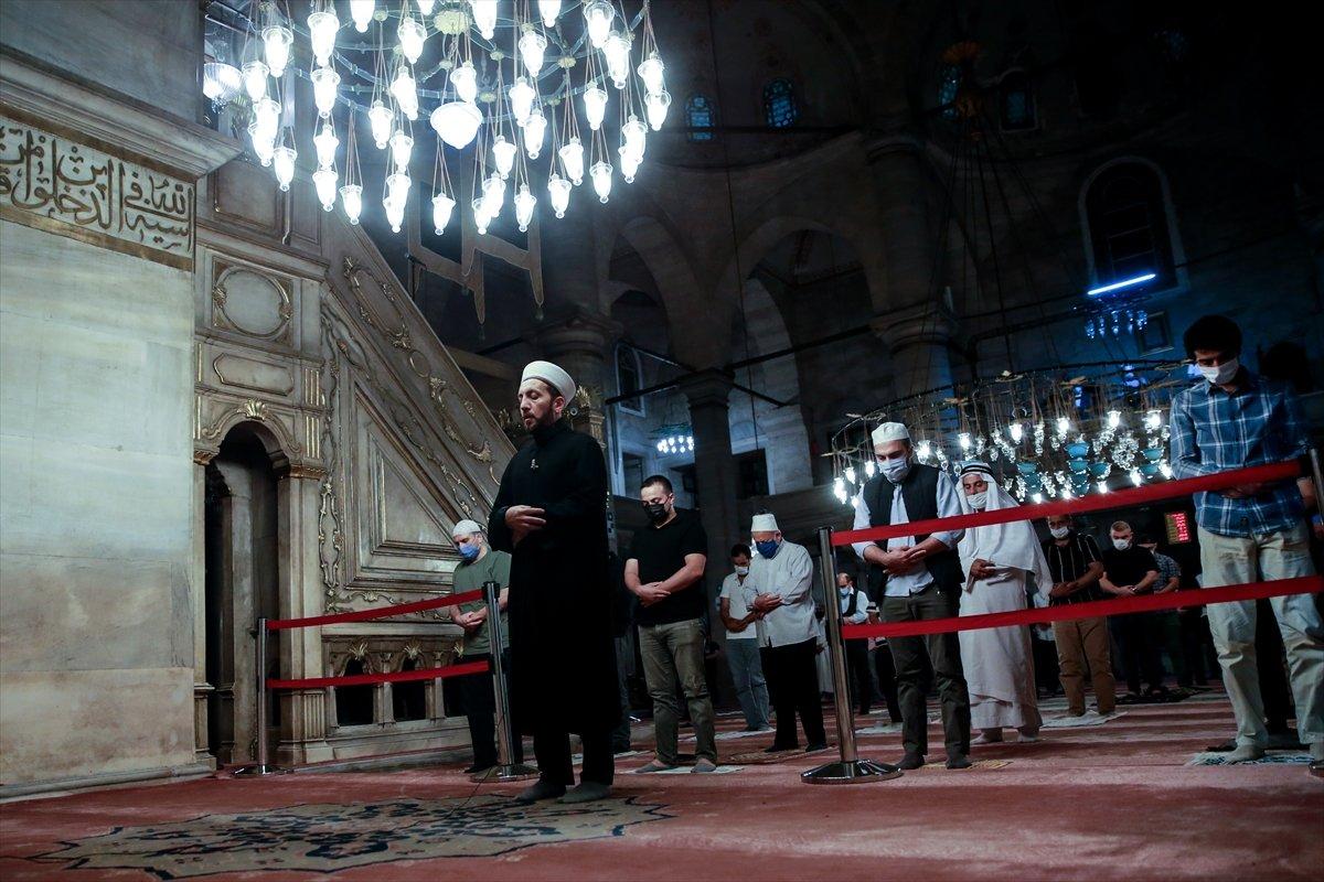 İstanbul'da yeniden cemaatle sabah namazı