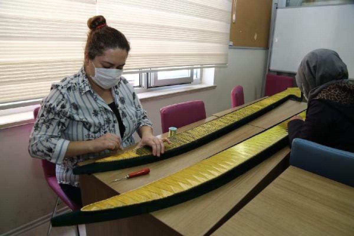 Sivas'ta ay yıldızlı caminin süslemesini kadınlar yaptı