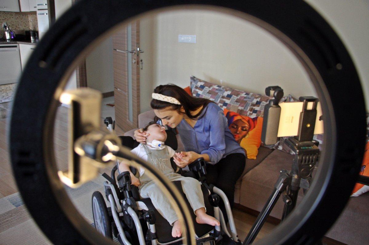 Antalya'da ağır hasta minik YouTuber'ı yüz binler izliyor