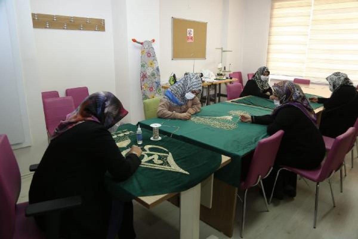 Sivas'ta ay yıldızlı caminin süslemesini kadınlar yaptı