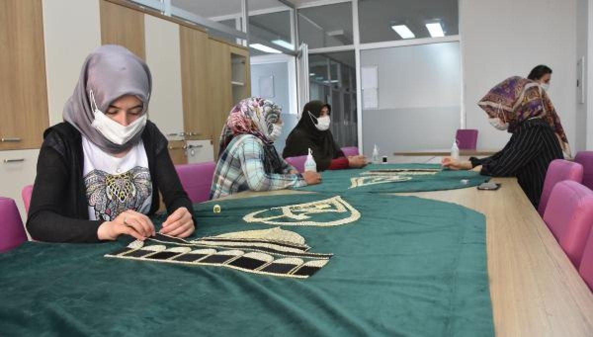 Sivas'ta ay yıldızlı caminin süslemesini kadınlar yaptı