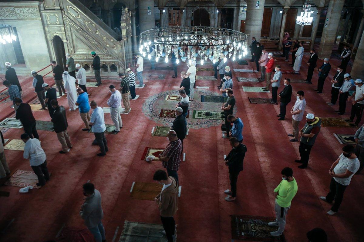 İstanbul'da yeniden cemaatle sabah namazı