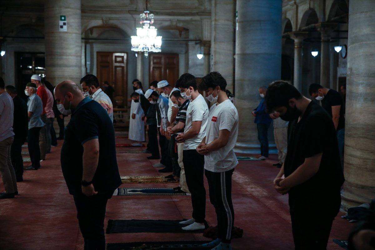 İstanbul'da yeniden cemaatle sabah namazı