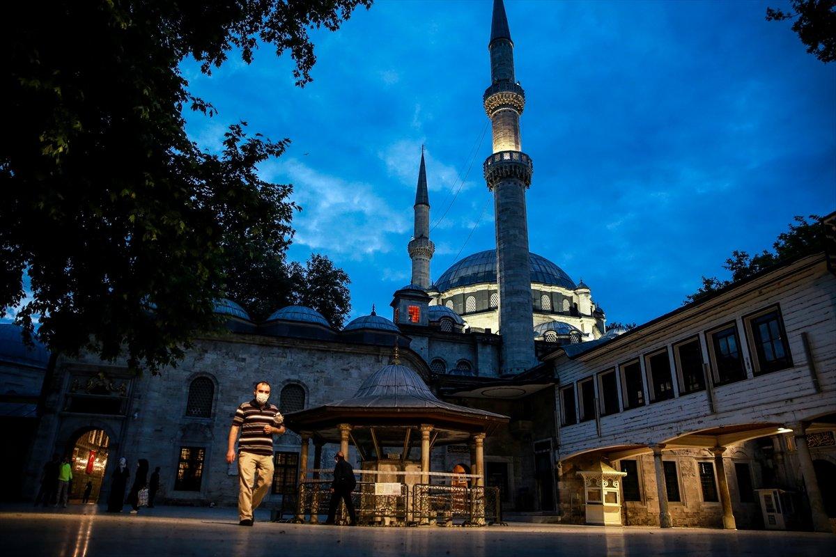 İstanbul'da yeniden cemaatle sabah namazı
