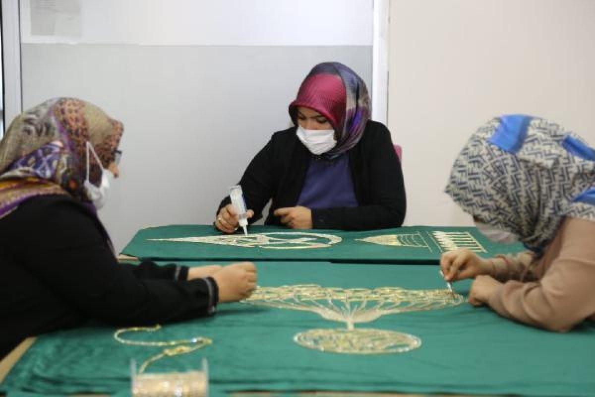 Sivas'ta ay yıldızlı caminin süslemesini kadınlar yaptı
