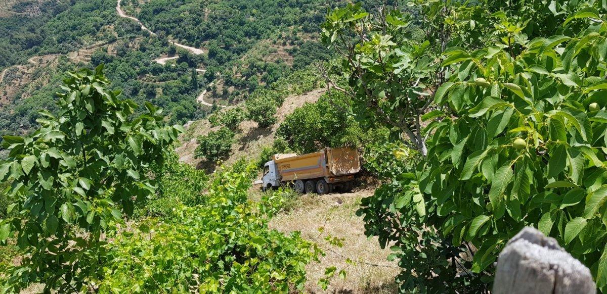 İzmir'de kaplumbağayı kurtardı, aracı uçuruma yuvarlandı